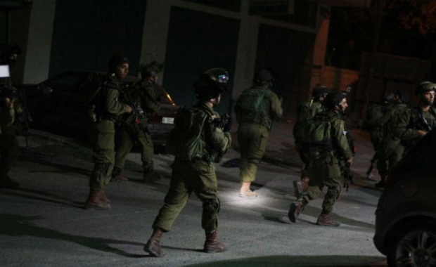 الاحتلال يعتقل 14 فلسطينيًا في الضفة